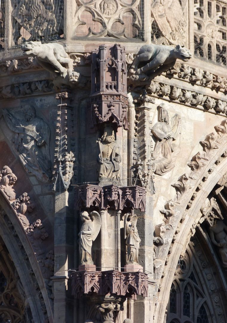 Die Frauenkirche als Architektur Hauptportal, Nordwestpfeiler