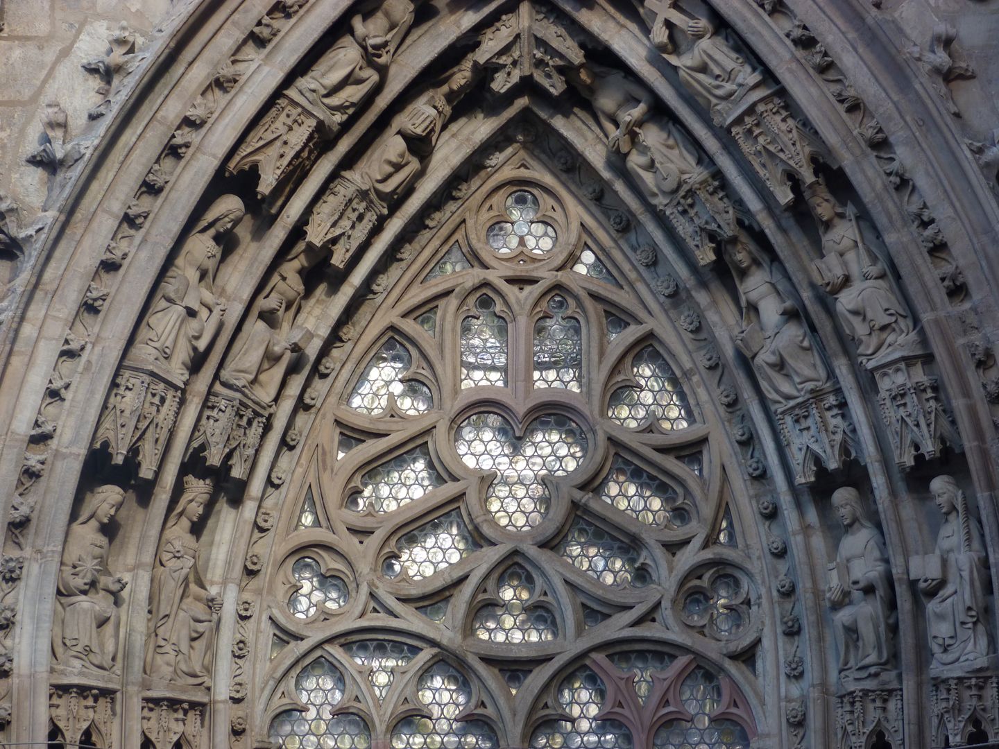 Die Frauenkirche als Architektur Südportal, durchbrochener Typanon und Archivolten