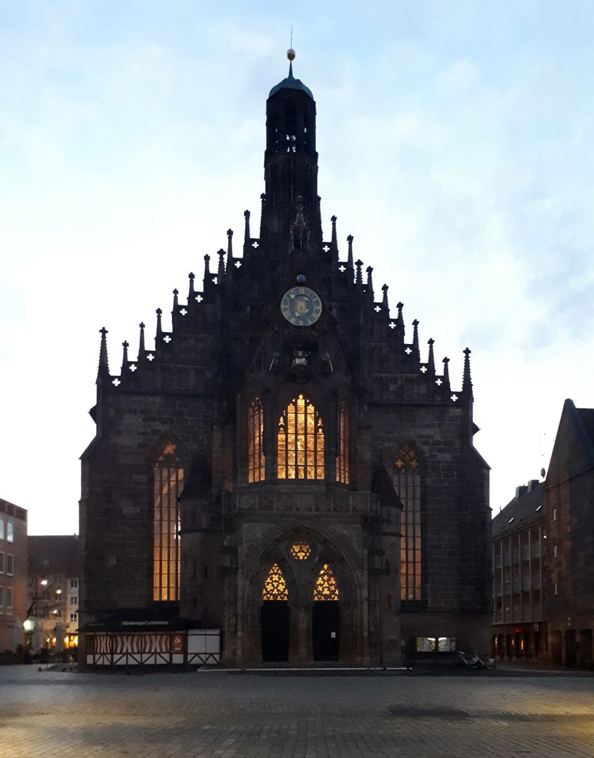 Die Frauenkirche als Architektur Westfassade im Morgenlicht