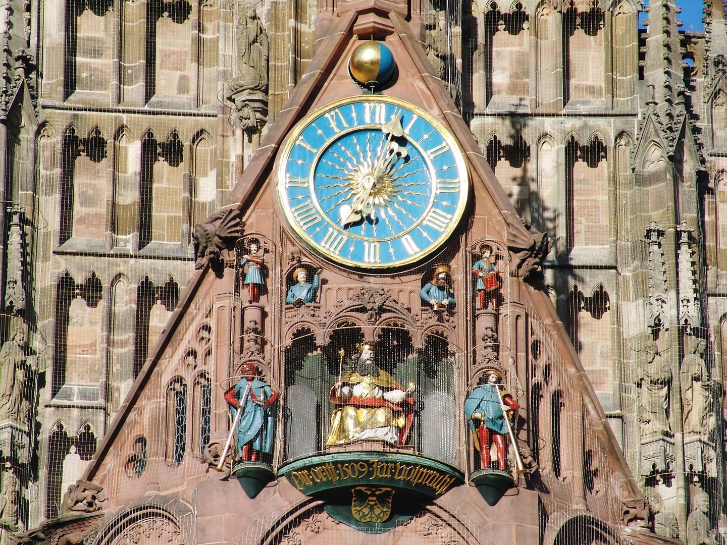 Die Frauenkirche als Architektur Vorhalle, Michaelschor, Giebel von Adam Kraft