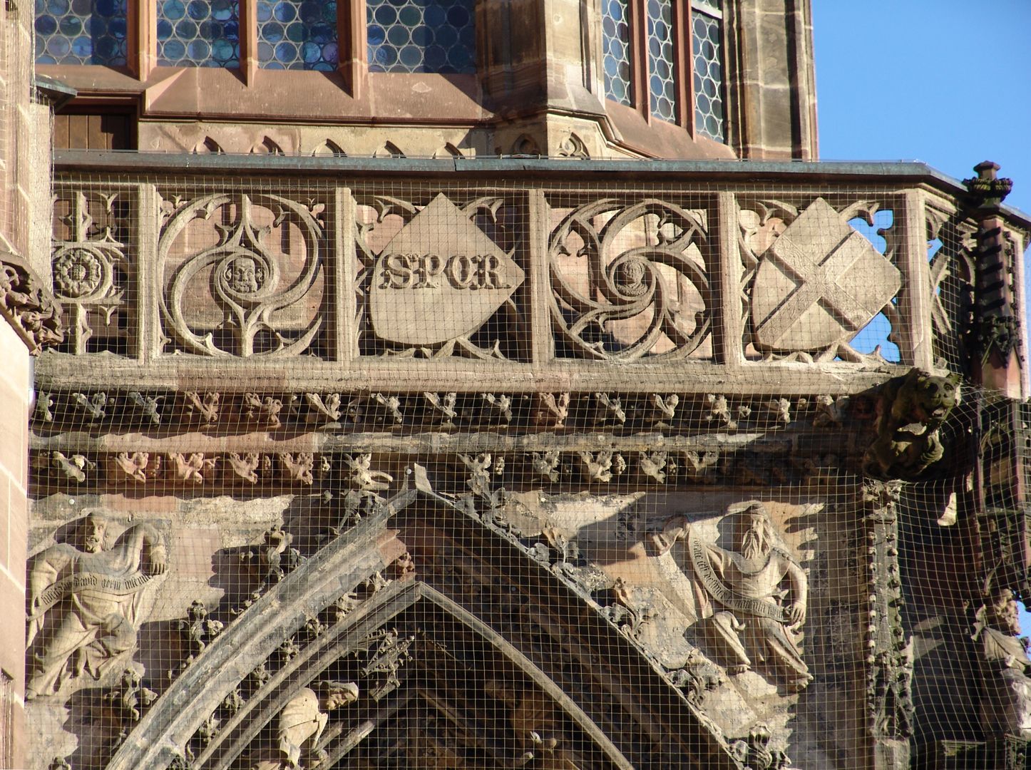 Die Frauenkirche als Architektur Vorhalle, Nordseite mit Maßwerkbrüstung, Wappen von Rom und Trier