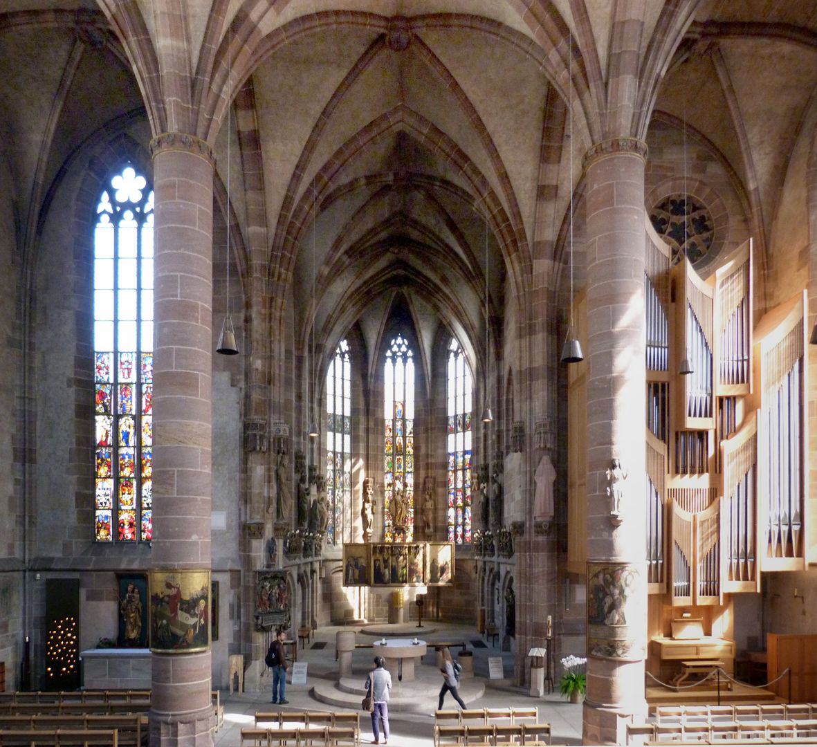 Auferstehung Christi Blick nach Osten in den Kirchenraum