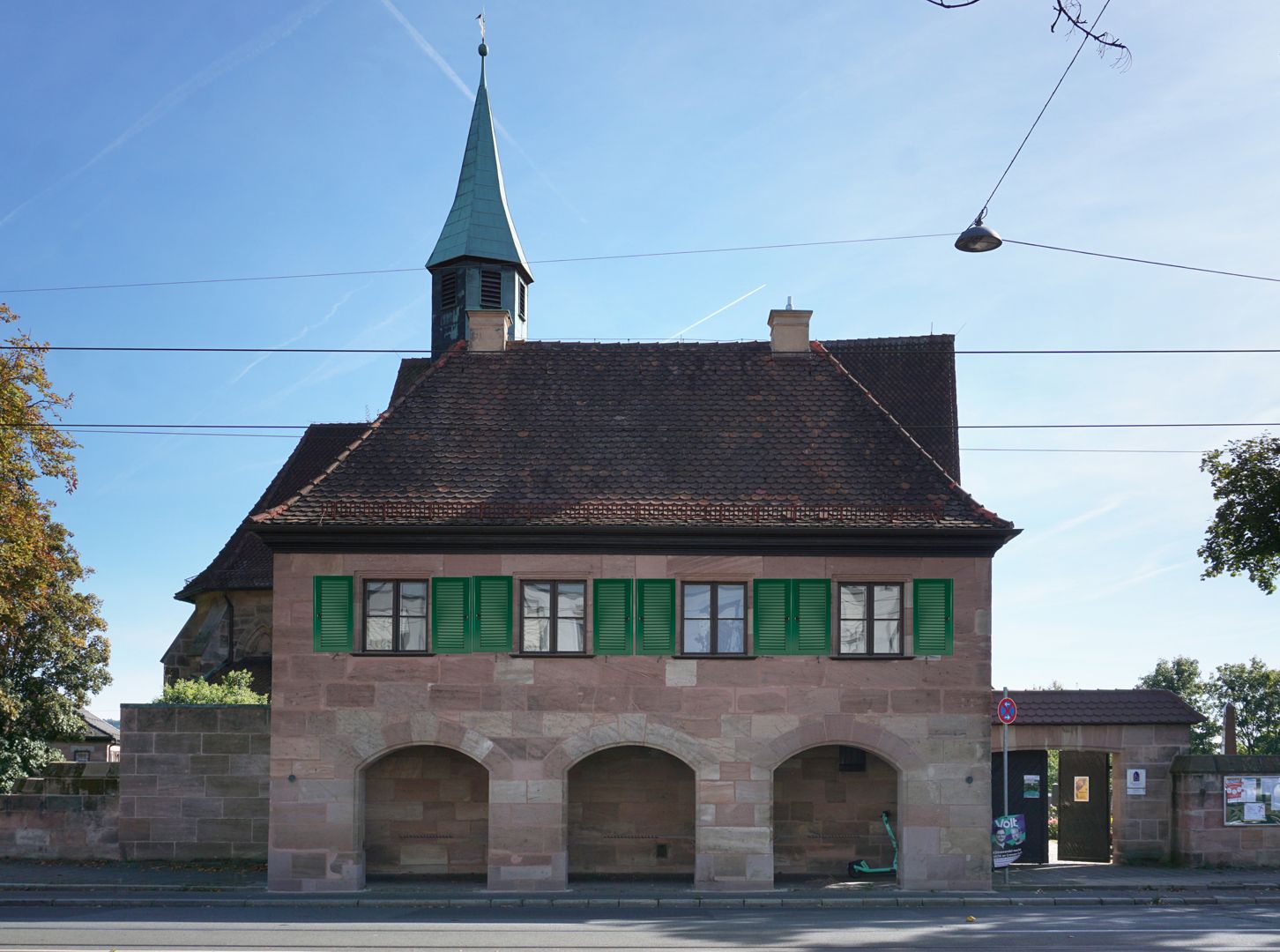 Pförtnerhaus des Friedhofs St. Jobst Nordseite mit digitaler Rekonstruktion der heute leider fehlenden Fensterläden