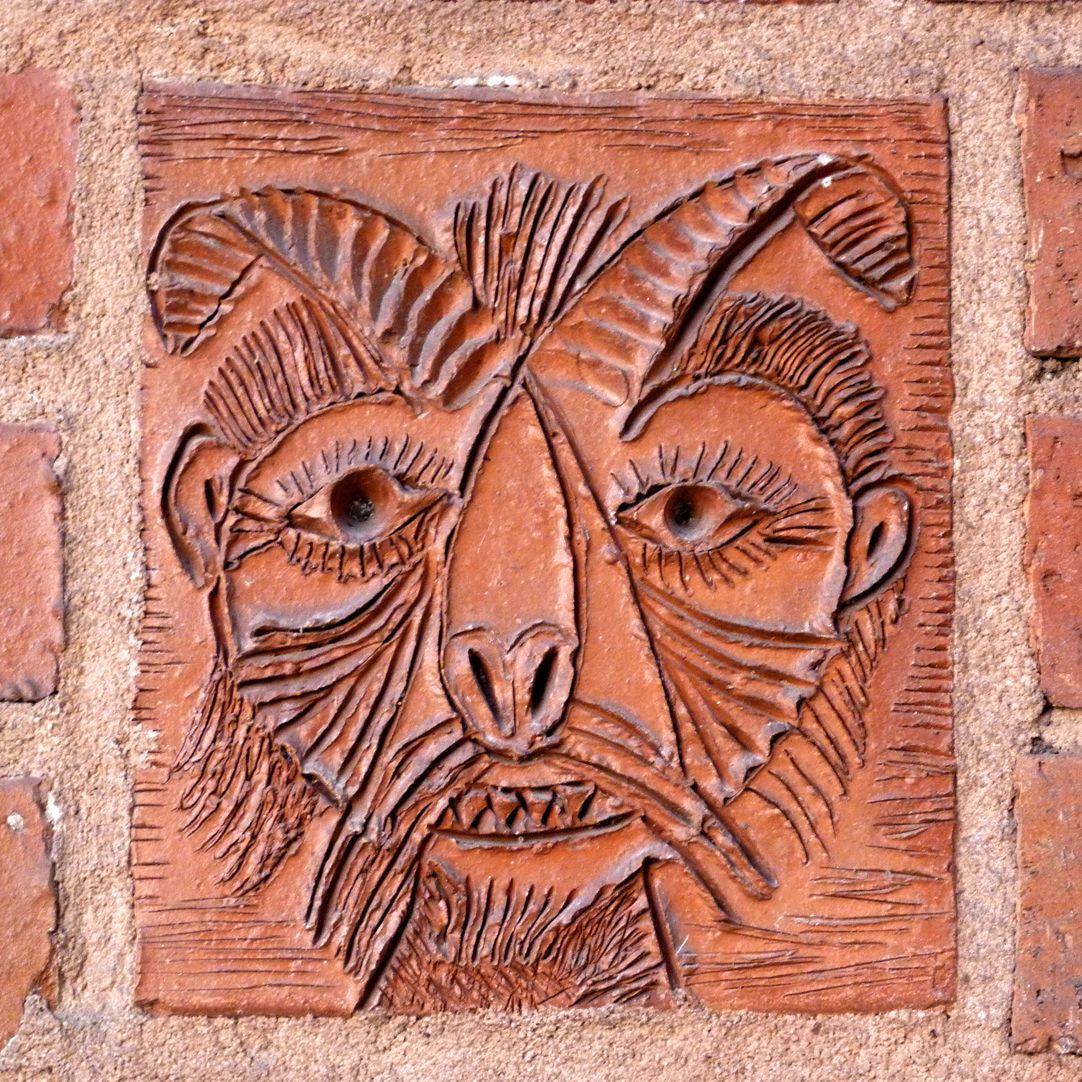 Wohn- und Geschäftshaus Detail Tonrelief mit Faunkopf