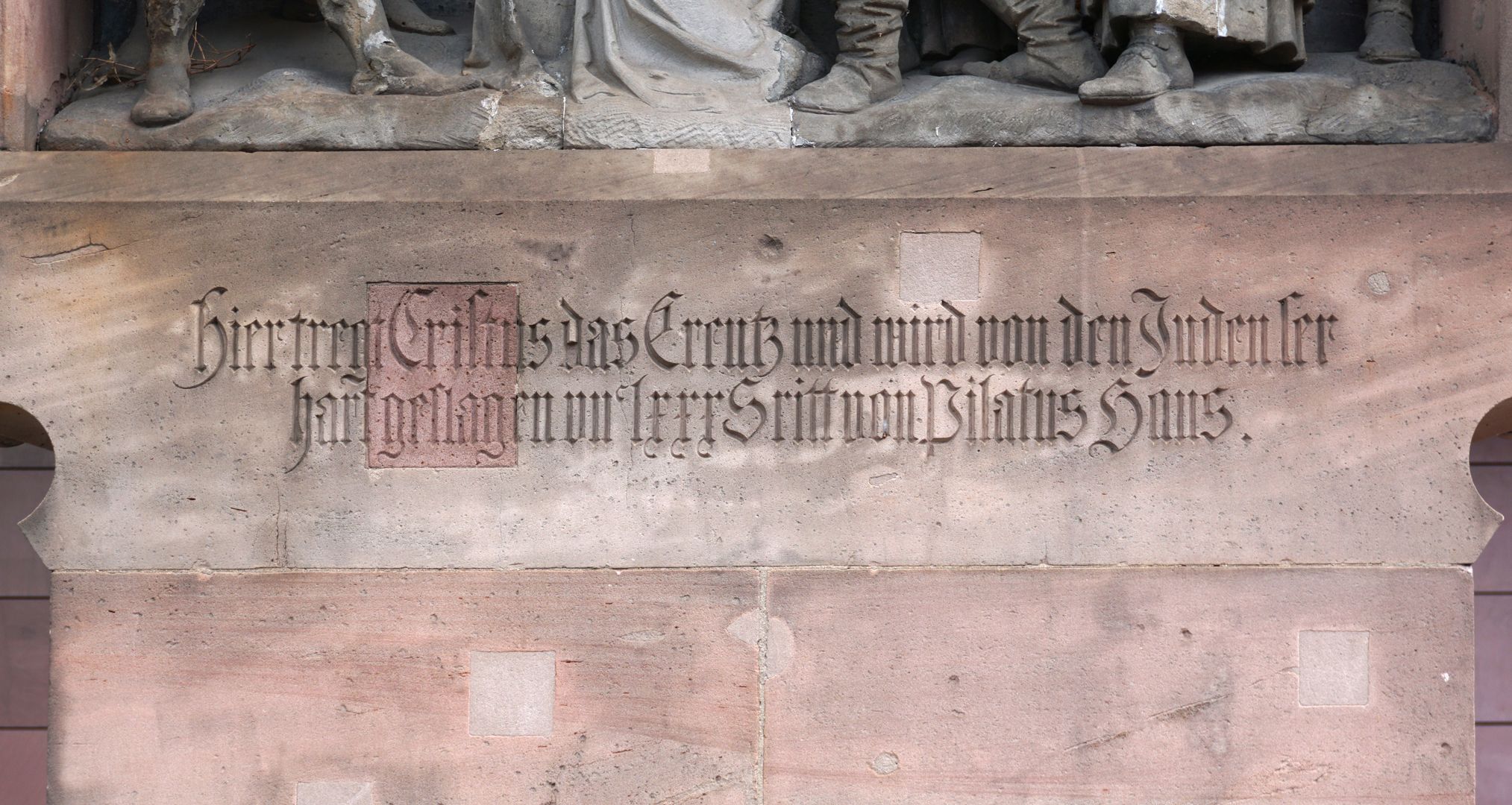 5. Kreuzwegstation Inschrift: Hier tregt Cristus das Creutz und wird von den Juden ser hart geslagen VIIc LXXX (780) Sritt von Pilatus Haus