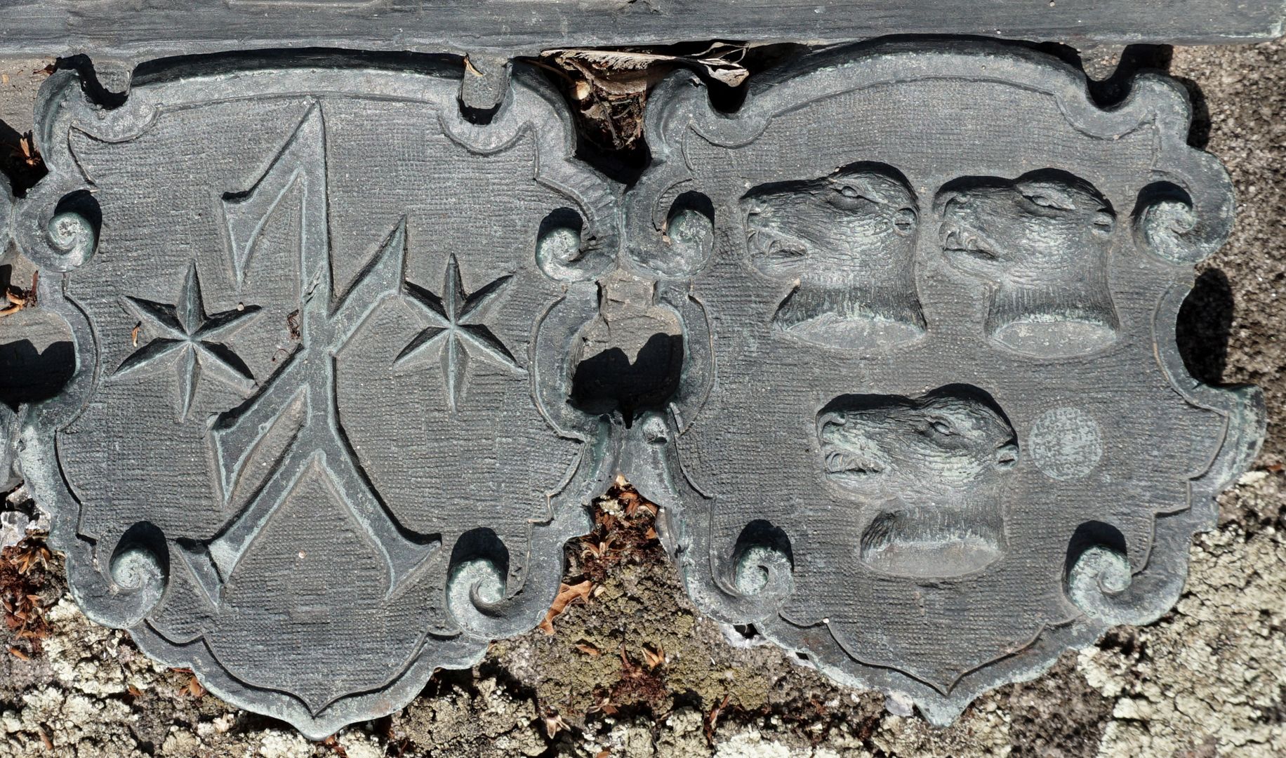 Epitaph des Lienhard Fürstenhauer drittes Wappen mit Hausmarke der Fürstenhauer, viertes Wappen mit drei Bärenköpfen (für Bernbeck)