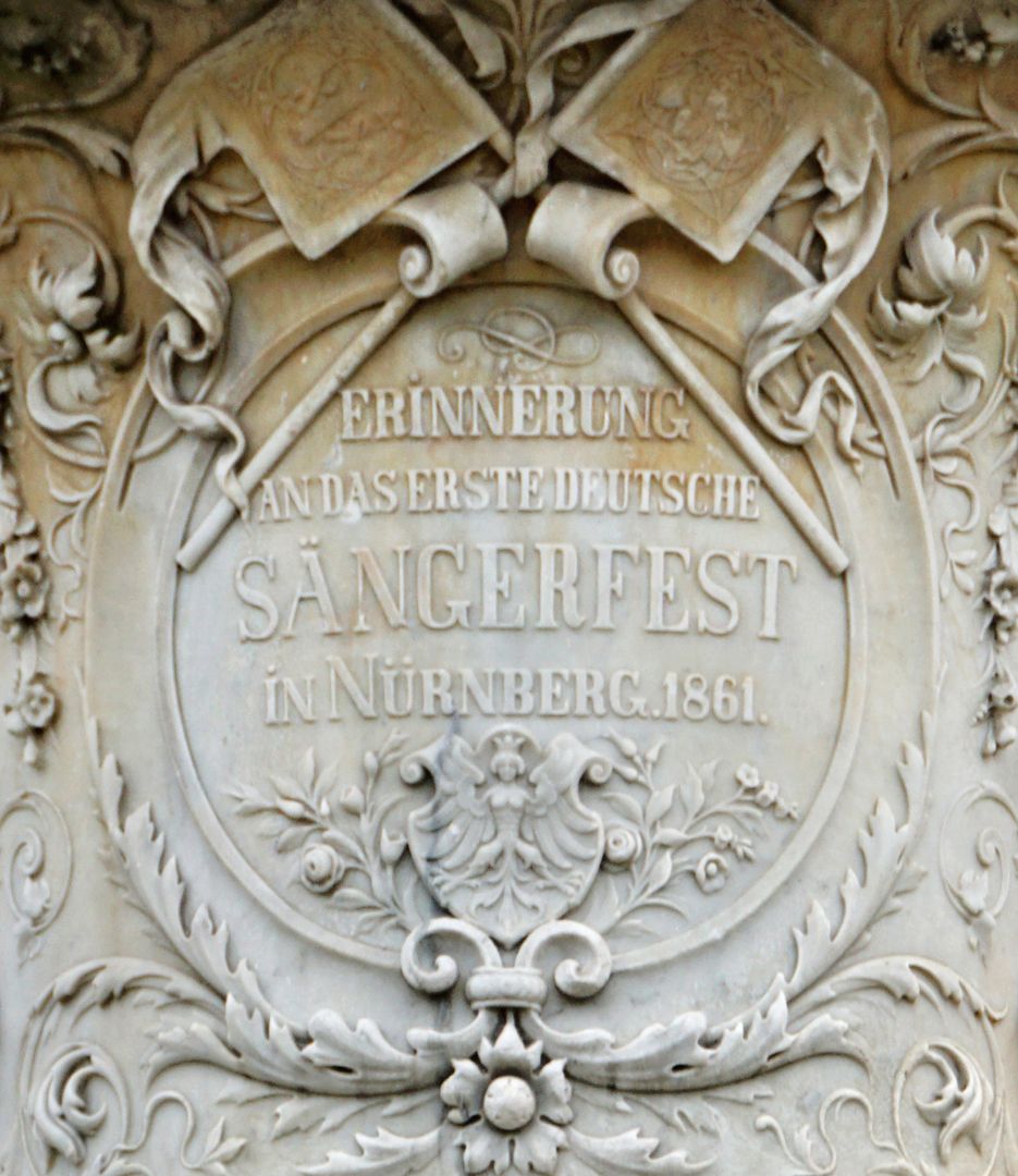 Marmorvase zu Erinnerung an das erste Deutsche Sängerfest 1861 Ansicht von Nordwesten, Detail mit Inschrift