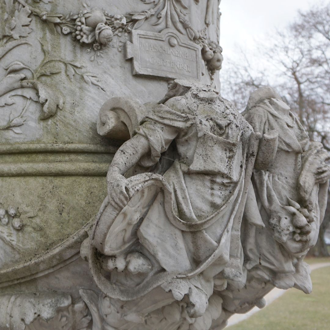 Marmorvase zur Erinnerung an die Bayerische Landesausstellung 1882 Ansicht von Westen, Detail mit Inschrift: Maschinenbau / Gartenbau