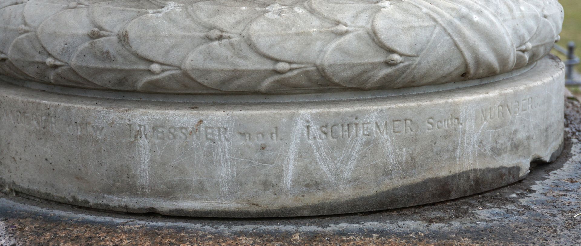 Marmorvase zur Erinnerung an die Bayerische Landesausstellung 1882 Ansicht von Westen, Detail mit Künstlernamen Rössner (mod.) Schiemer (Sculp.)