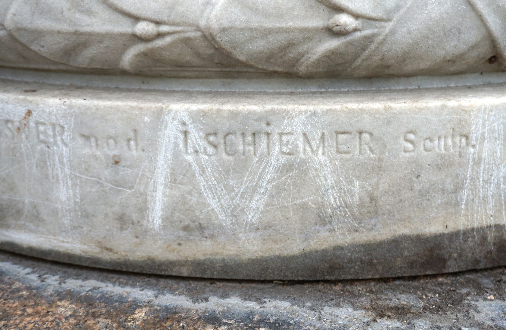 Marmorvase zur Erinnerung an die Bayerische Landesausstellung 1882 Ansicht von Westen, Detail mit Künstlernamen, Schiemer (Sculp.)