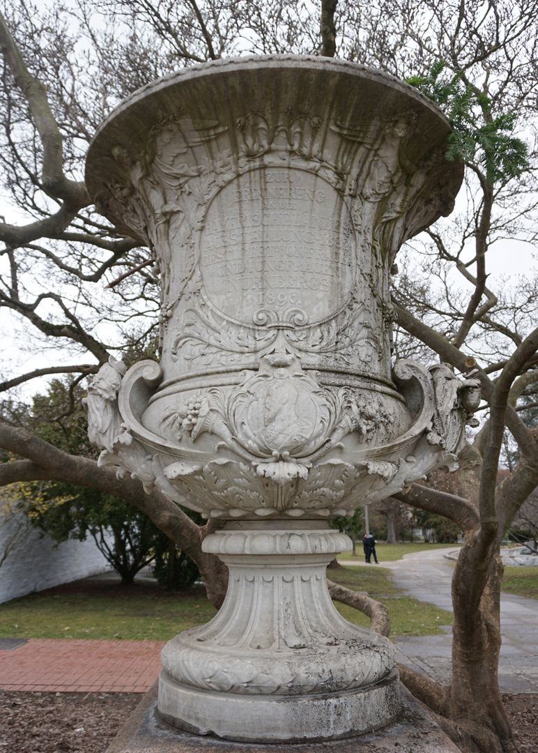 Marmorvase zur Erinnerung an die Bayerische Landesausstellung 1882 Ansicht von Südosten, Detail