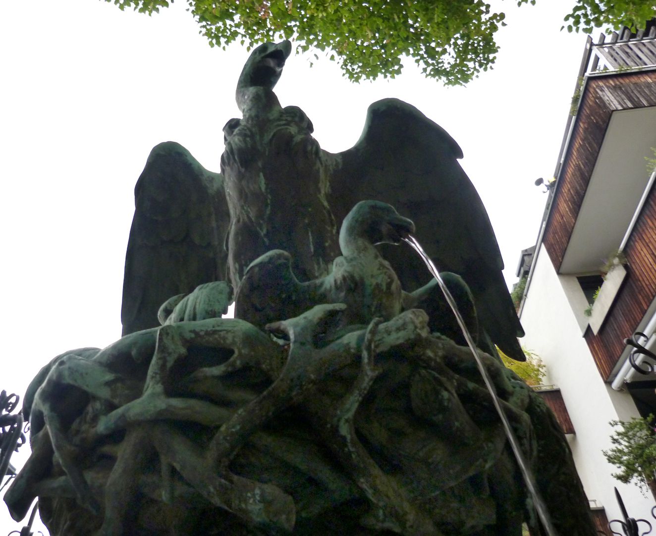 Geiersbrünnlein Geierhorst mit wasserspeiendem Jungtier