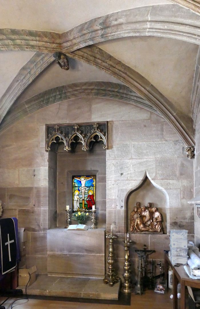 Gekreuzigter mit Maria und Johannes Ostwand der Sakristei mit Nischen und Fenster