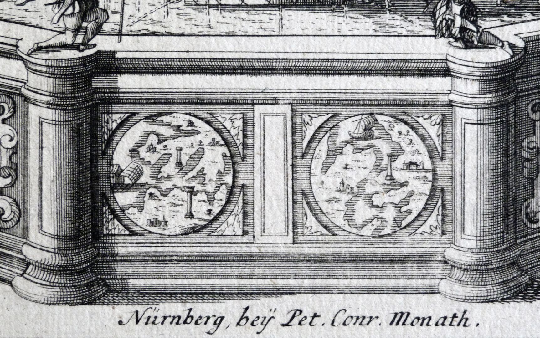 Neptunbrunnen Signatur von Peter Conrad Monath, darüber Beckenwange mit zwei Tondi: links die Herkulessäulen? rechts der Golf von Patras?