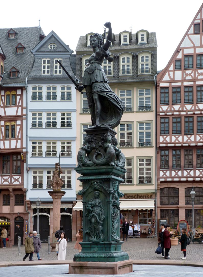 Gerechtigkeitsbrunnen (Frankfurt a.M.) Gesamtansicht von Westen