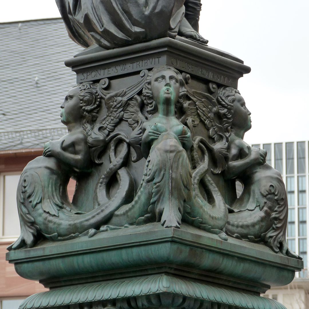 Gerechtigkeitsbrunnen (Frankfurt a.M.) Fußgestell mit doppelschwänzigen Meeresfrauen, Ansicht von Nordosten