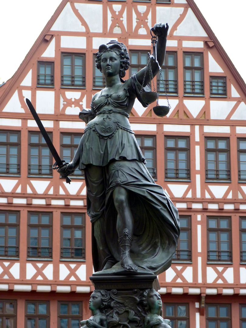 Gerechtigkeitsbrunnen (Frankfurt a.M.) Justitia mit Schwert und Waage, Ansicht von Westen