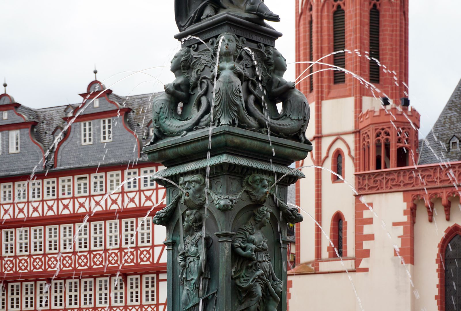 Gerechtigkeitsbrunnen (Frankfurt a.M.) Fußgestell mit Doppelschwänzigen Meeresfrauen und obere Hälfte des Brunnenstocks mit Wasserbetrieb