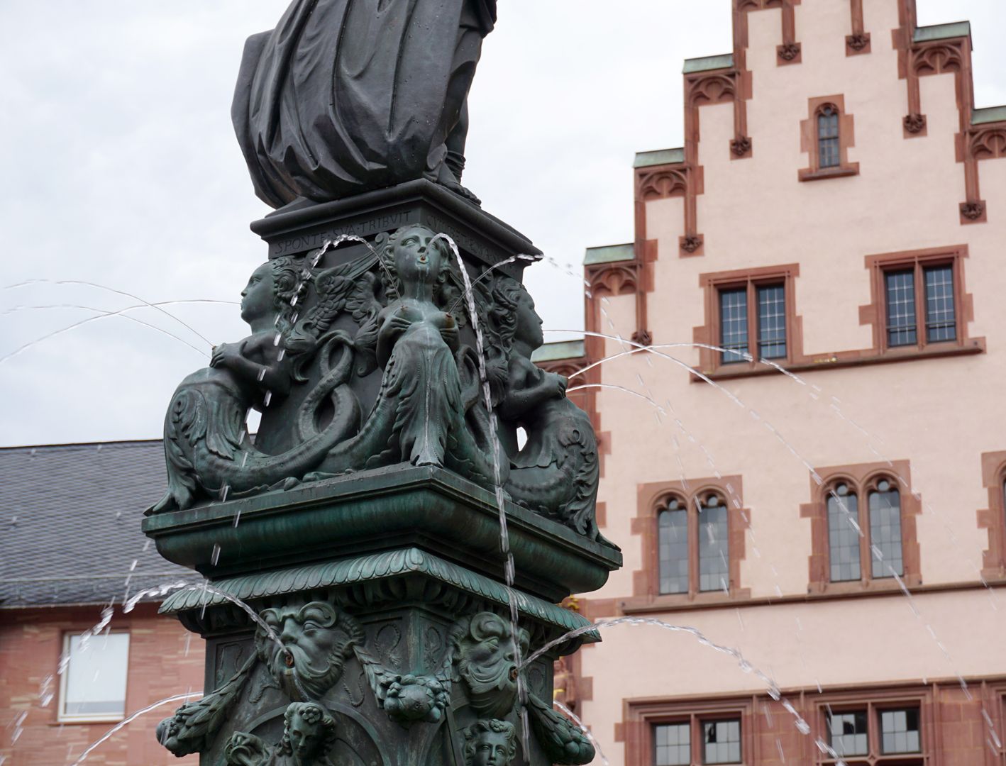 Gerechtigkeitsbrunnen (Frankfurt a.M.) Fußgestell mit Doppelschwänzigen Meeresfrauen, Ansicht von N/O mit Wasserbetrieb