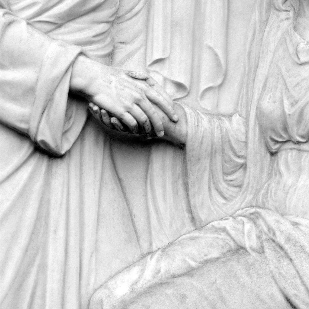 Grabmal Familie Heinrich Zeltner Detail, Hände, Faltenwurf der Gewänder