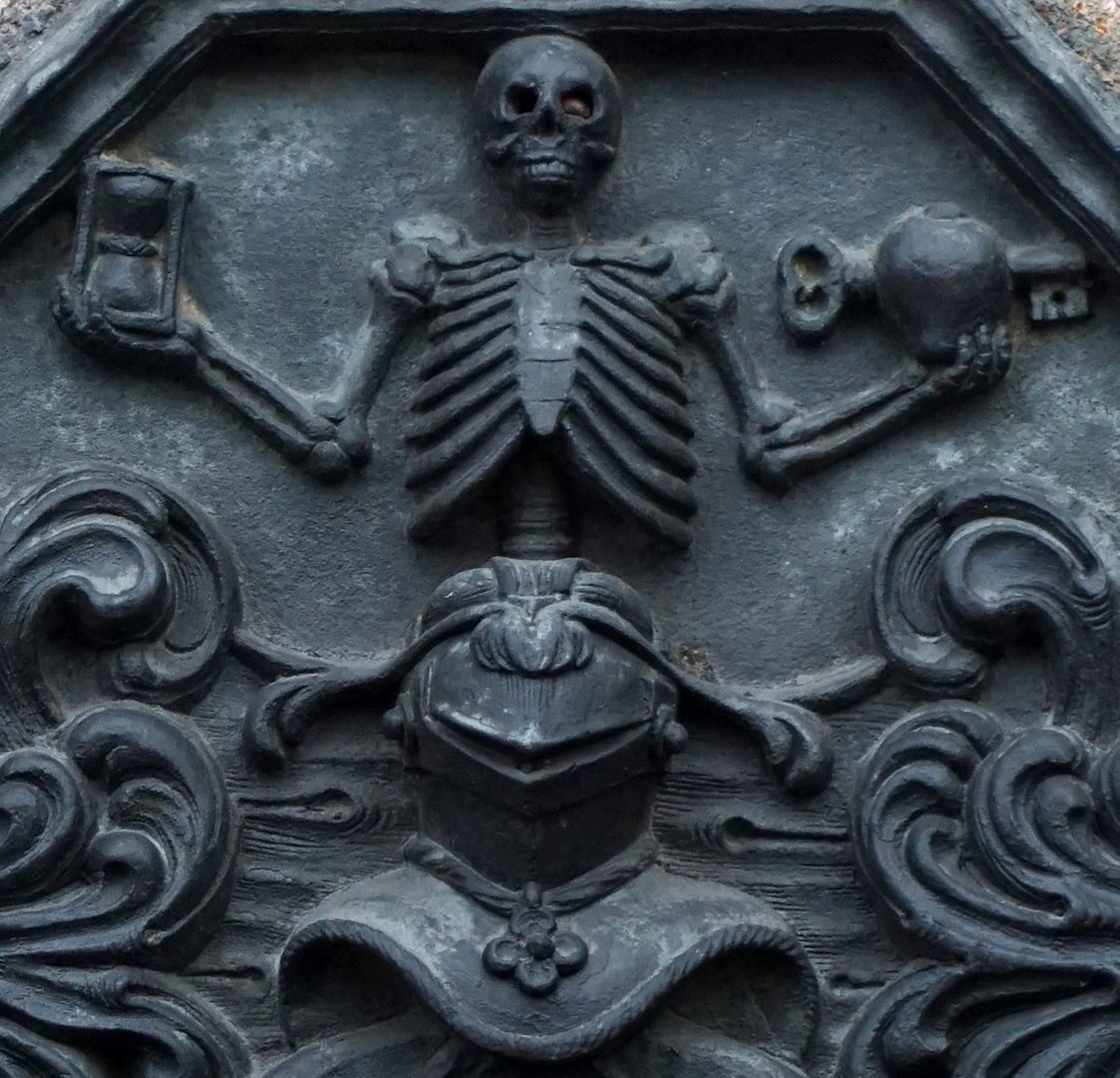 Wandgrabmal des Johann Schlütter Wappen, Helmzier mit Totengerippe welches eine Sanduhr und ein Herz mit durchgestecktem Schlüssel hält