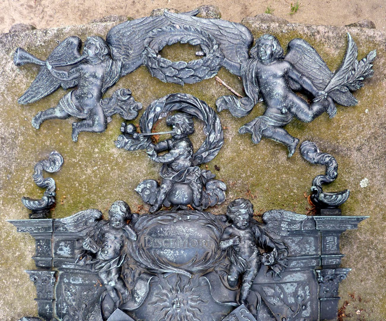 Epitaph des Andreas Georg Paumgartner bekrönende Engel mit Posaune bzw. Palmenzweig, darunter seifenblasender Putto