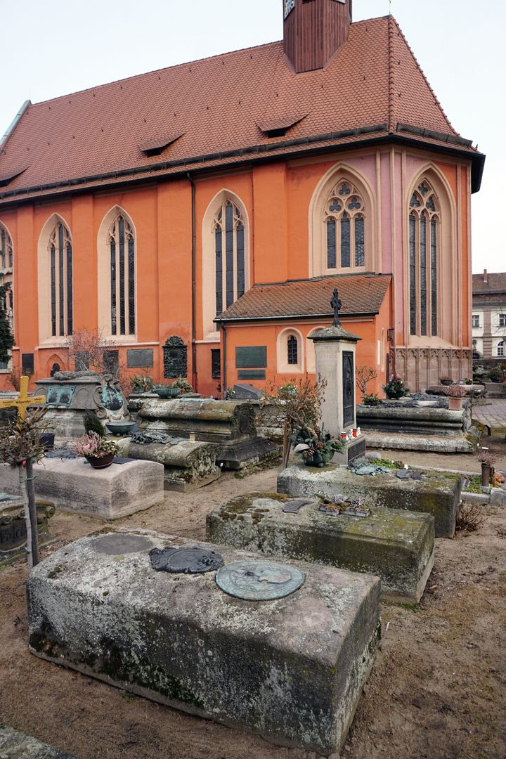 Johannisfriedhof, Grabstätte E 5 Lage im Gräberfeld