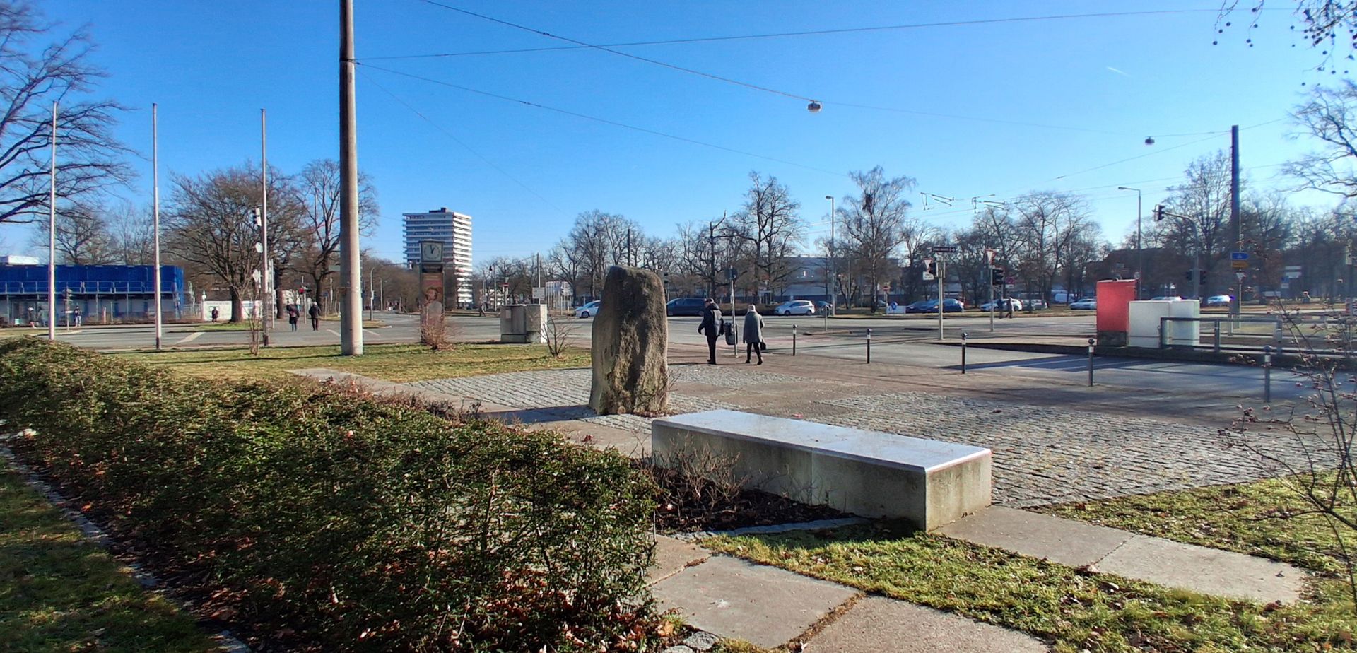 Granitfindling / Den Opfern des Faschismus Platz mit Verkehrsanbindung