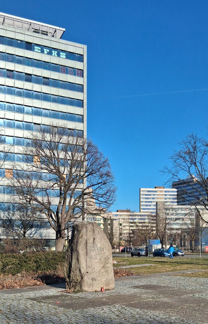 Granitfindling / Den Opfern des Faschismus Gedenkstein