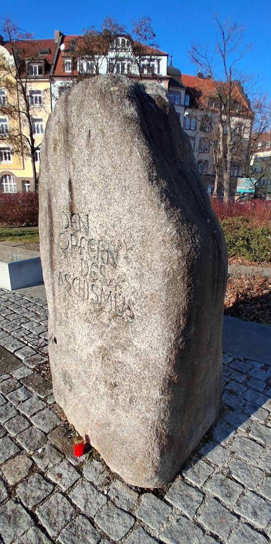 Granitfindling / Den Opfern des Faschismus Schrägansicht von vorne