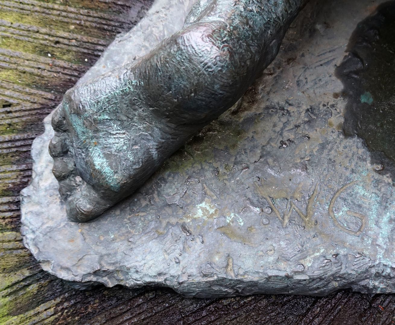 Die Mütterliche Detailansicht mit linken Fuß und Künstlersignatur W G