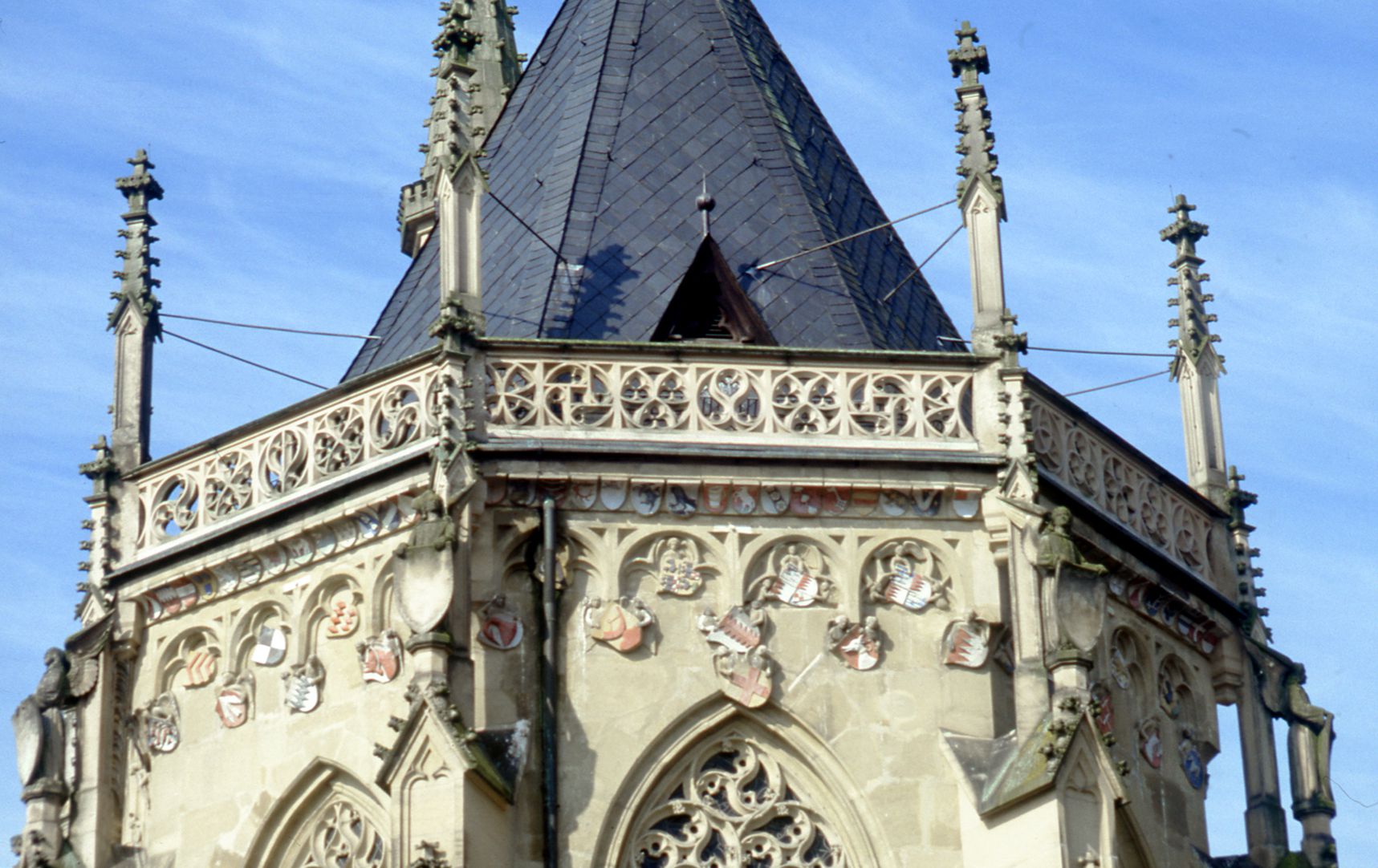 Ritterkapelle (Haßfurt) Die dekorativen Teile - nicht die Heraldik - sind Heideloffs Werk, so die ungotischen Engel, die mit den Wasserschlägen vereint sind.