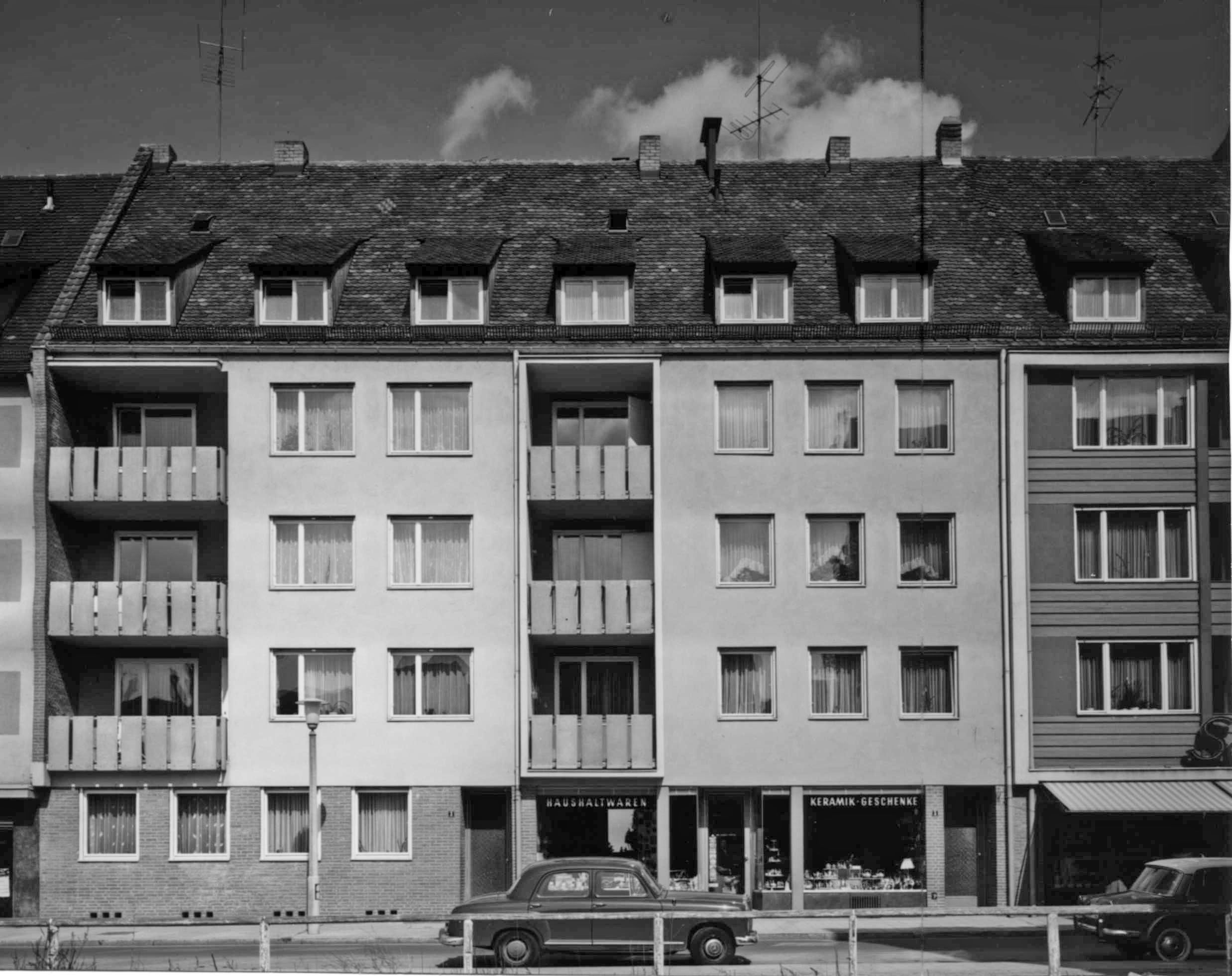 Wohn- und Geschäftshäuser In Anlehnung an das Nachbarhaus gebaut bei Aufgabe der Horizontalrillen