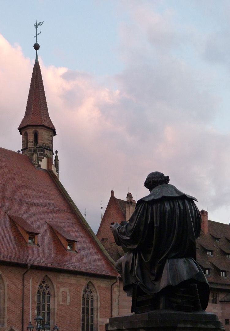 Hans Sachs Denkmal Denkmal mit Heilig-Geist-Spital im Hintergrund