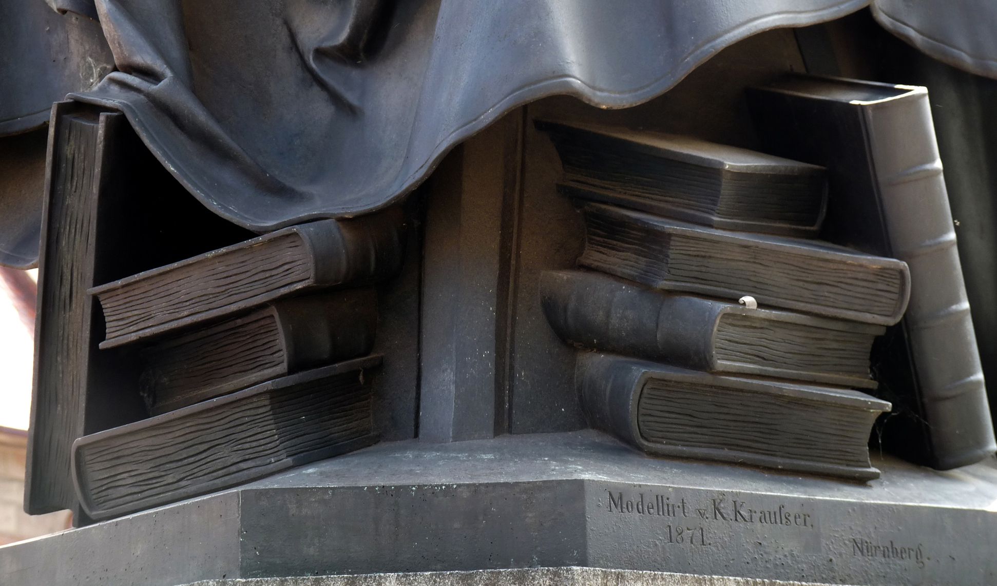 Hans Sachs Denkmal Figursockel, Detail