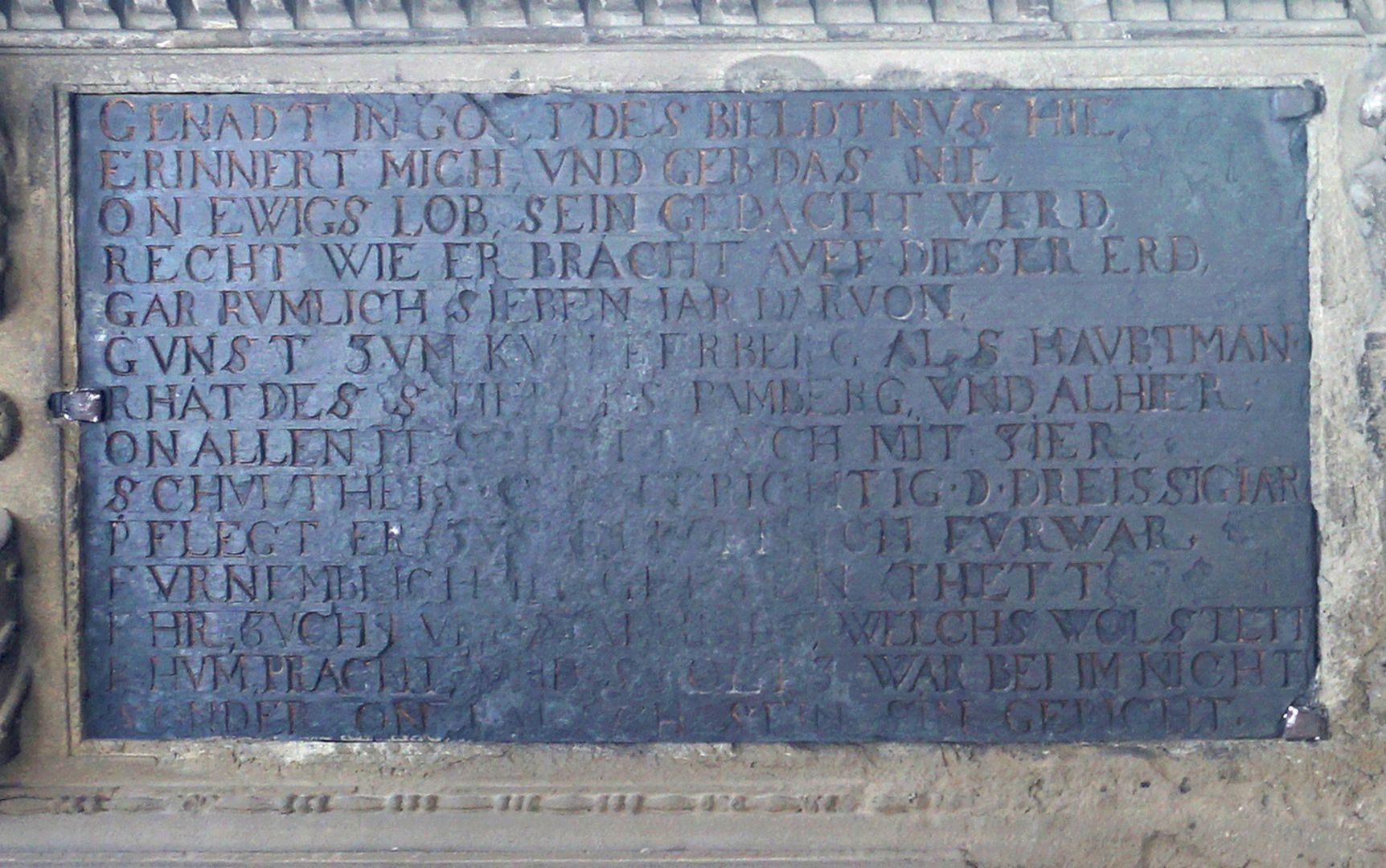 Epitaph Georg Groß-Pfersfeld Inschrift am Sockel des Epitaphs auf Schieferstein, linke Tafel