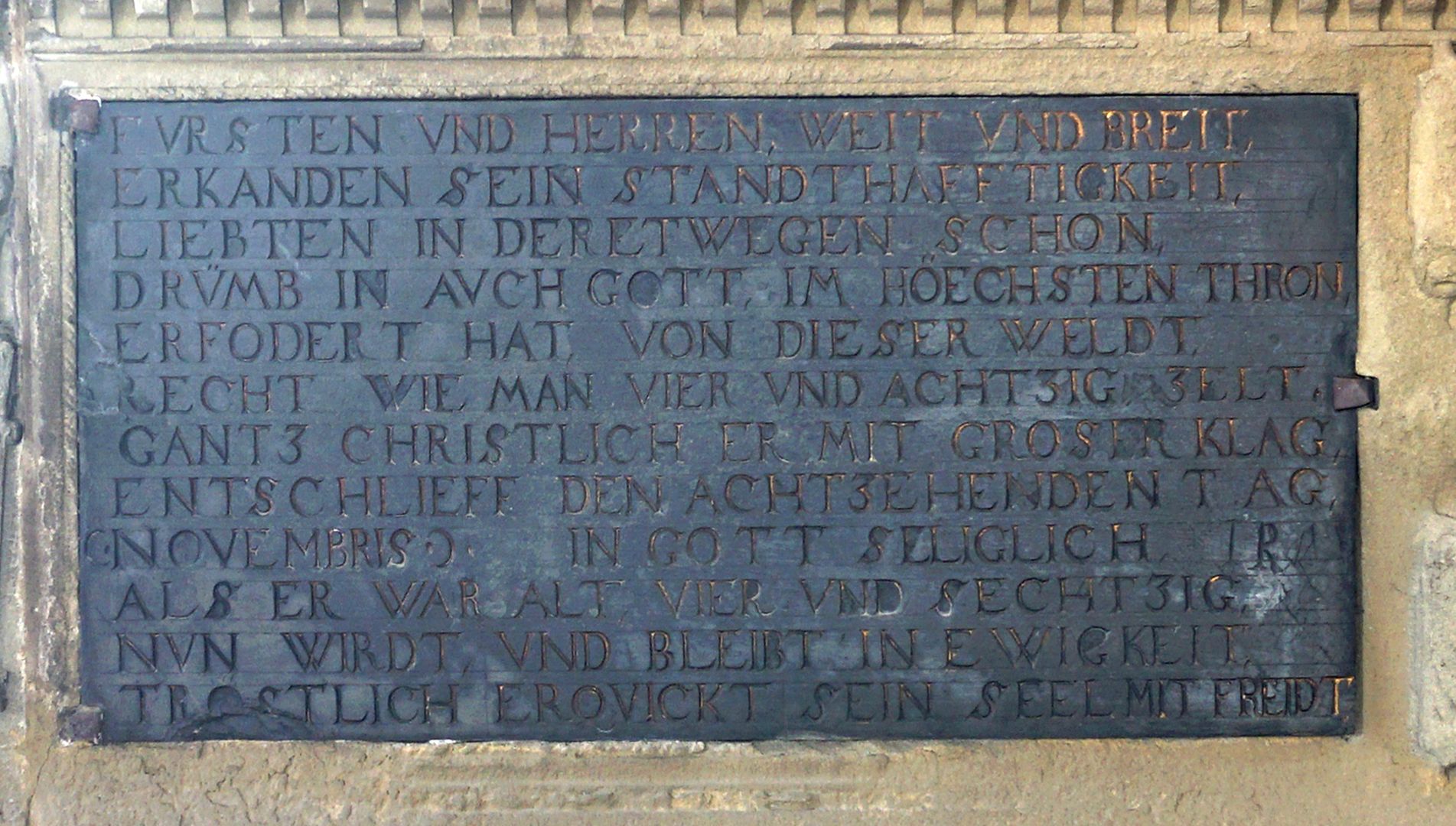 Epitaph Georg Groß-Pfersfeld Inschrift am Sockel des Epitaphs auf Schieferstein, rechte Tafel
