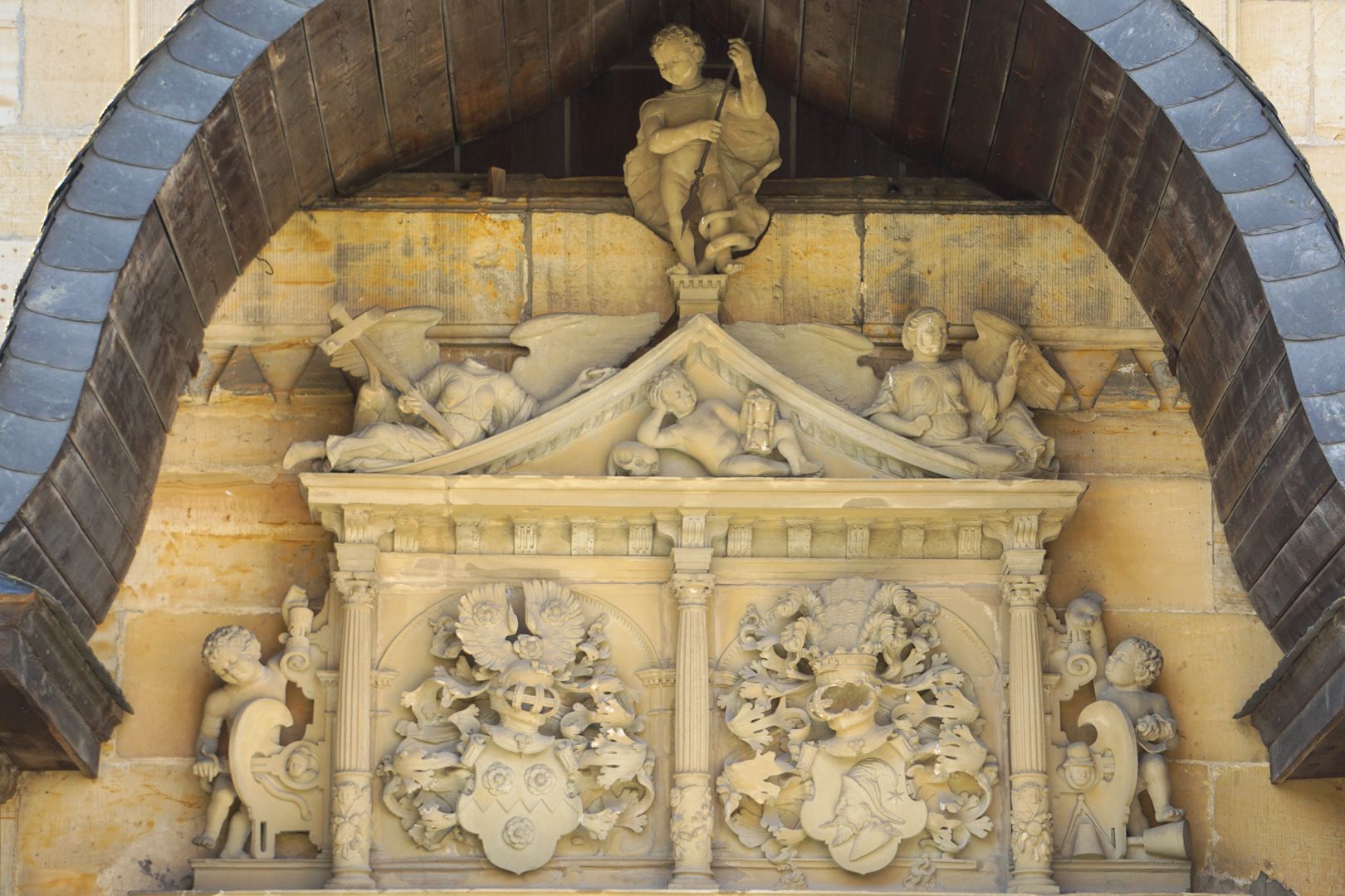 Mengersdorf-Epitaph Ädikula mit Heraldik