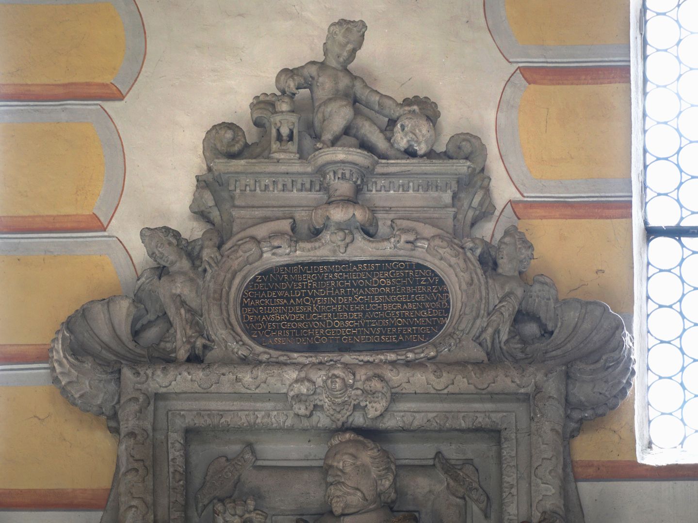 Epitaph für Friedrich von Dobschütz Detailansicht mit Inschriftkartusche