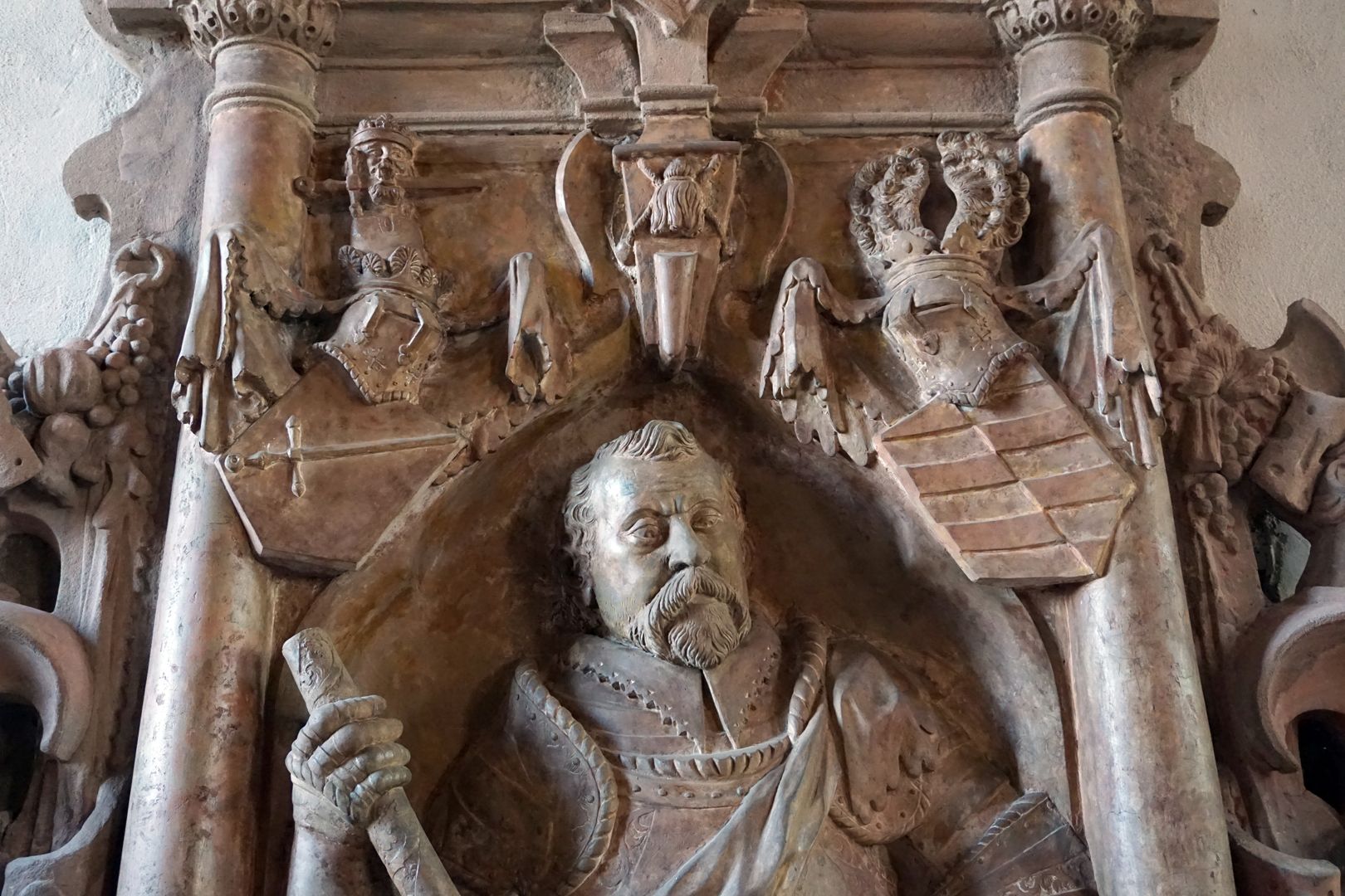 Epitaph für Hieronymus Kress von Kressenstein Detailansicht der Rüstungfigur / oben links das Wappen der Kress von Kressenstein, oben rechts