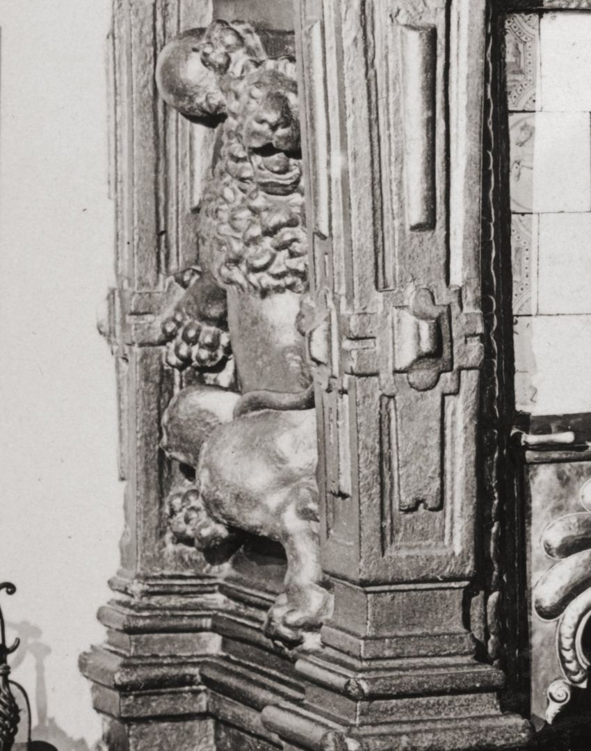 Kamintür im ersten Stockwerk linke Kaminseite mit Löwen