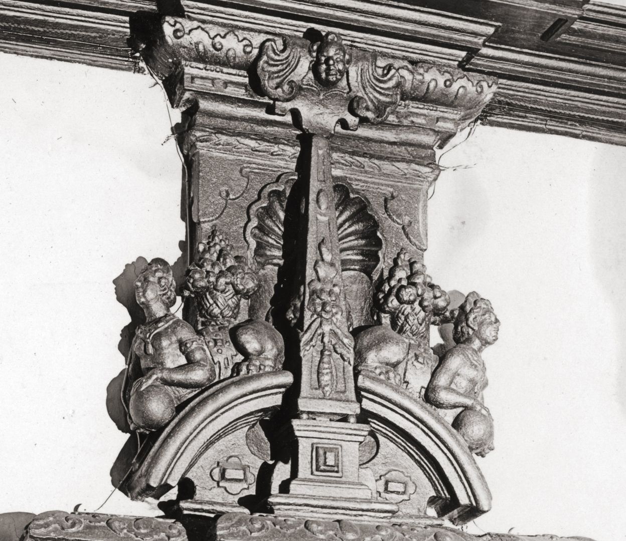 Kamintür im ersten Stockwerk Detail