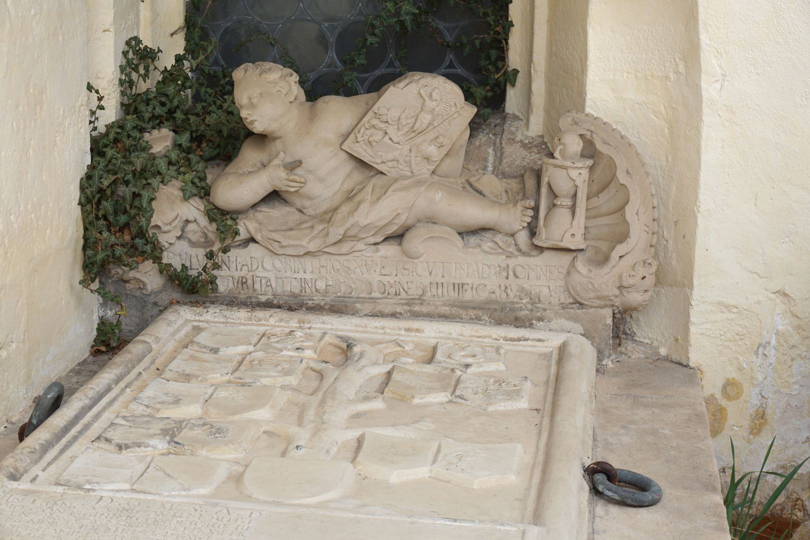 Pfinzing-Monument Im Vordergrund der Stammbaum auf der Platte, dahinter am Kopfstück Putto mit Reliefplatte, links Totenkopf, rechts Sanduhr