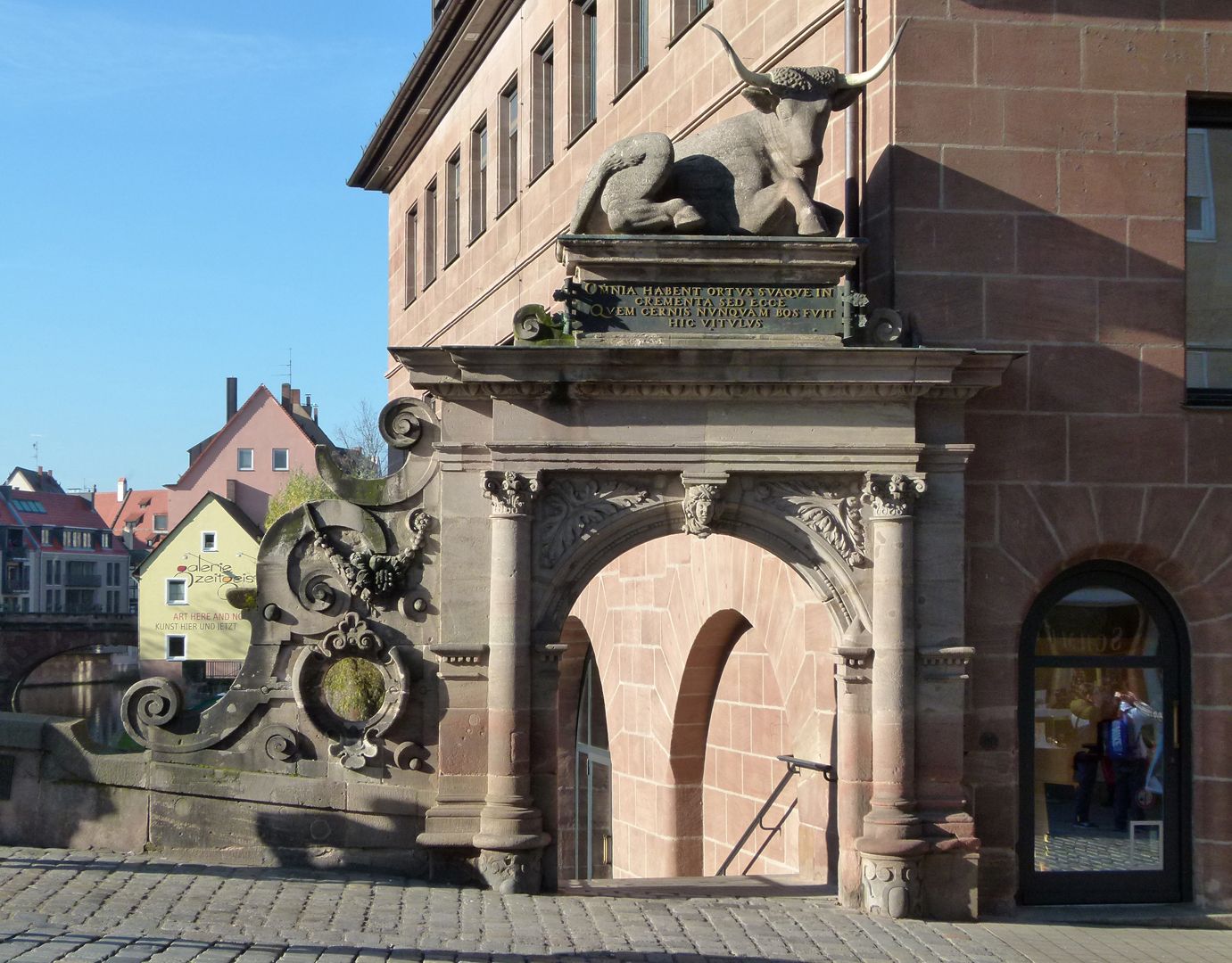 Portal mit Ochsen auf der Fleischbrücke Frontalansicht