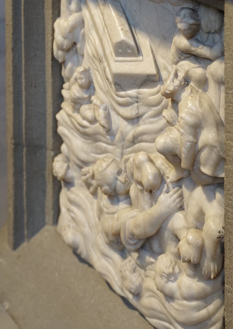 Marmorreliefs eines Taufsteins Marmorrelief / Position 2 / Sintflut / Schrägansicht von rechts