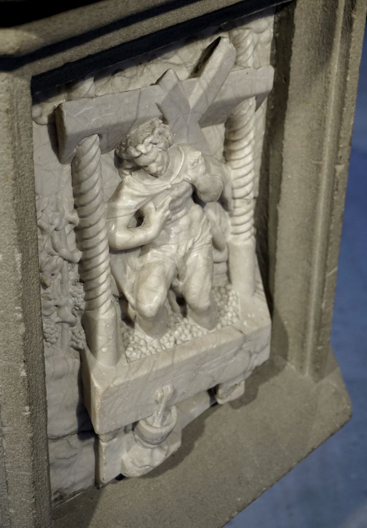 Marmorreliefs eines Taufsteins Marmorrelief / Position 5 / Christus in der Kelter / Schrägansicht von links