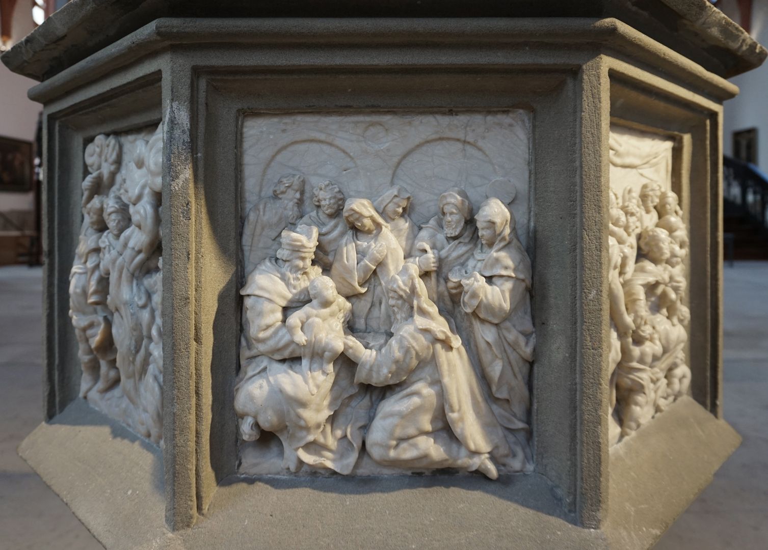 Marmorreliefs eines Taufsteins Marmorrelief / Position 8 / Beschneidung