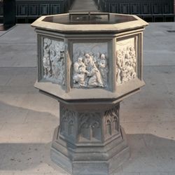Alabasterreliefs eines Taufsteins