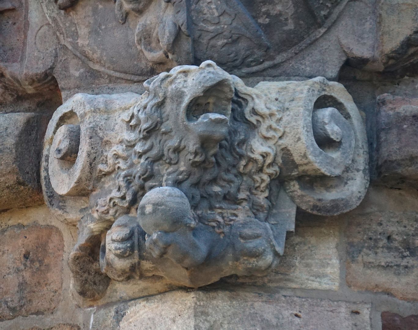 Vestnertorbastei: Wappen der Westseite Löwe mit Kugel unterhalb des Wappenschildes