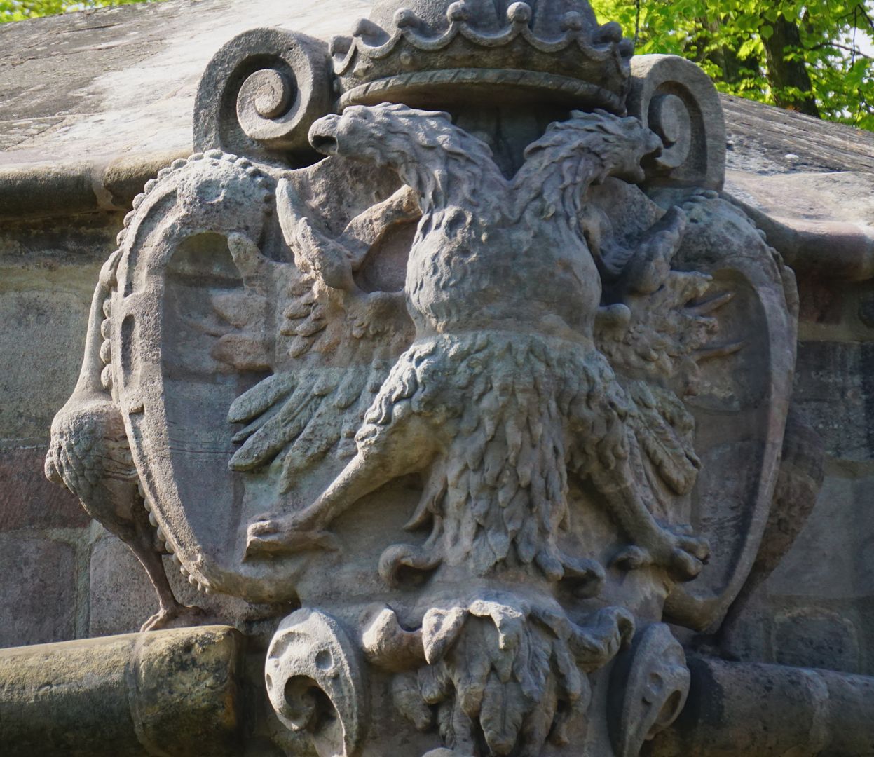 Vestnertorbastei: Wappen der Nordseite Wappenschild mit Reichsadler, flankiert von zwei Kranichen, einen Stein in der Klaue haltend (Sinnbild für die Wachsamkeit)
